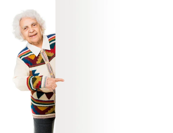 Reklam panosunun yanında yaşlı kadın — Stok fotoğraf