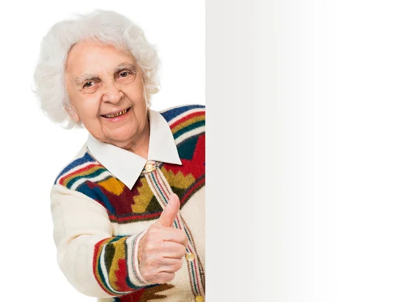 Reklam panosunun yanında yaşlı kadın — Stok fotoğraf