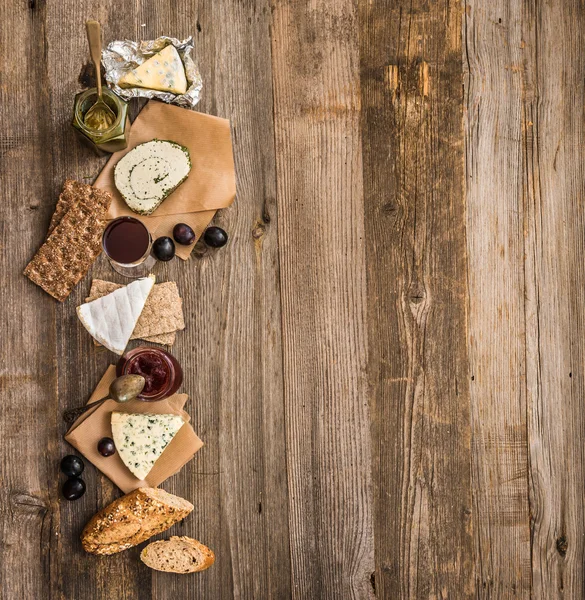 Franse snacks op een houten tafel — Stockfoto