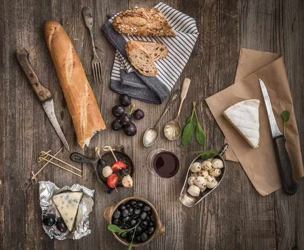 Kaas en andere ingrediënten op een houten tafel — Stockfoto