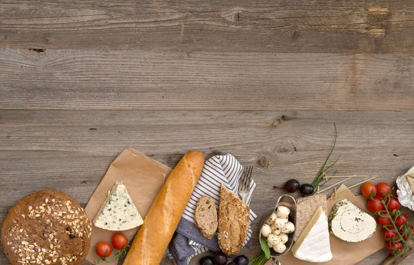 Snacks français sur une table en bois — Photo