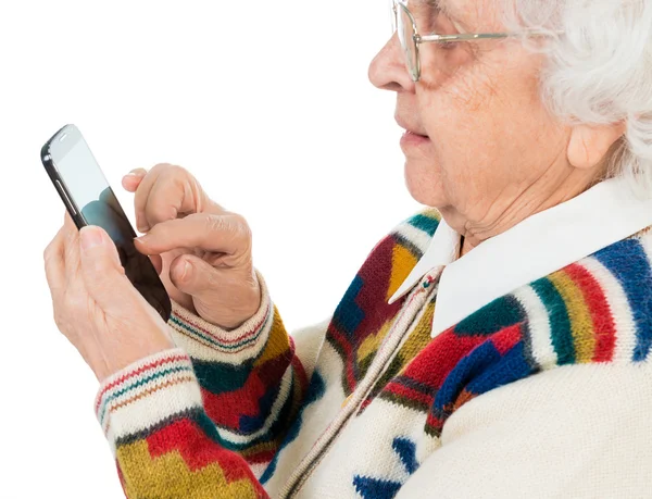 Пожилая женщина с помощью смартфона — стоковое фото