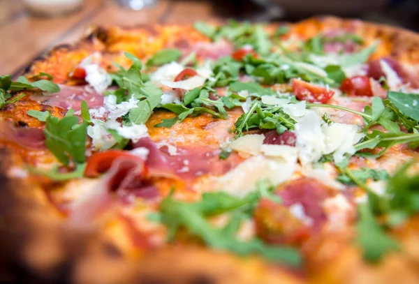 Pizza met droge gerookte ham en rucola — Stockfoto