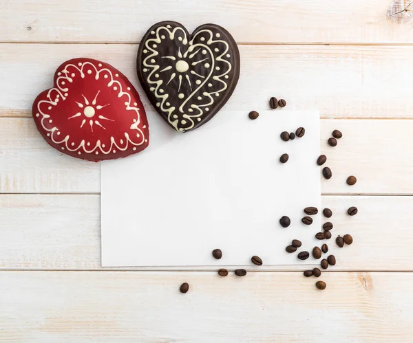 Dos galletas de jengibre en forma de corazón — Foto de Stock
