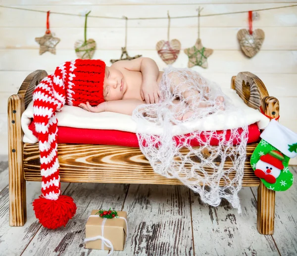 Bebé recién nacido durmiendo en decoraciones de Navidad —  Fotos de Stock