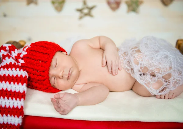 Bebé recién nacido durmiendo en decoraciones de Navidad —  Fotos de Stock