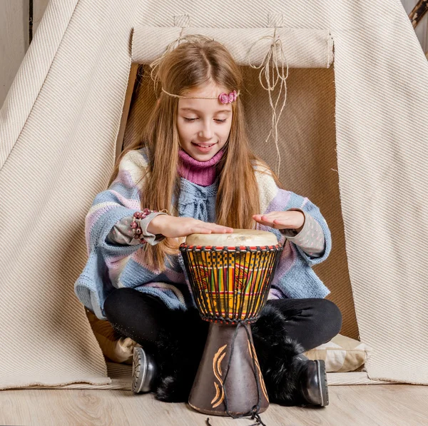 Menina perto wigwam jogar indiano — Fotografia de Stock