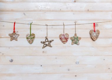 ahşap arka plan üzerinde Noel el yapımı oyuncaklar