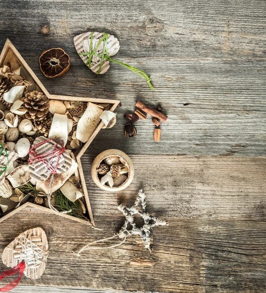 テキスト空間を持つ木製の背景に星形の箱のクリスマスの装飾 — ストック写真