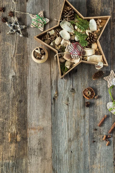 Decoraciones de Navidad en caja en forma de estrella sobre fondo de madera con espacio de texto —  Fotos de Stock