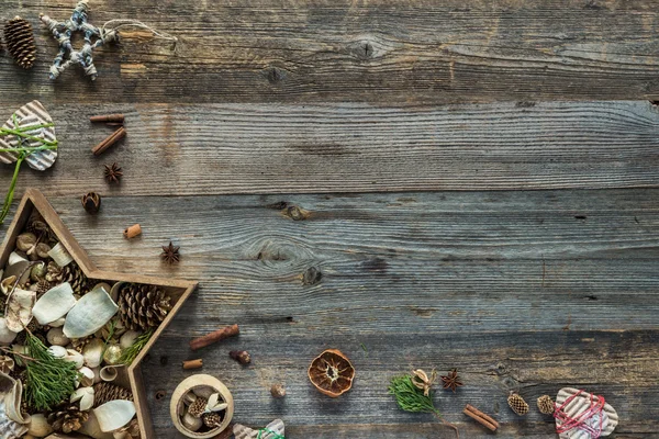 Decorazioni natalizie in scatola a forma di stella su sfondo in legno con spazio di testo — Foto Stock