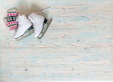 buz pateni mitten ahşap arka plan üzerinde ile