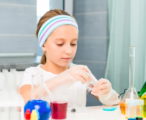 Menina com frascos para química — Fotografia de Stock