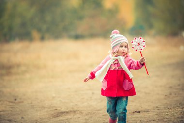 küçük kız oyun fırıldak oyuncak