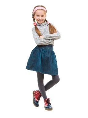 Kollarını ile gülümseyen kız katlanmış