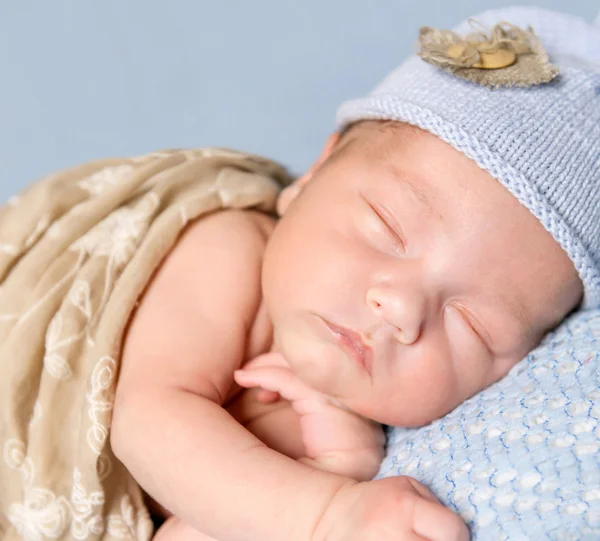 Sovande nyfött barn med härlig kinder — Stockfoto