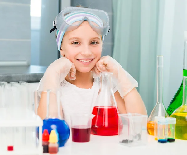 Menina com frascos para química — Fotografia de Stock