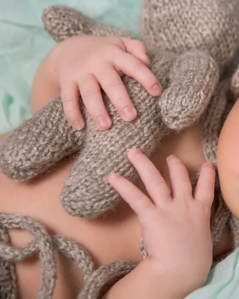 Novorozené dítě spí s pletené hračky — Stock fotografie