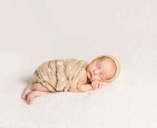 Bebé recién nacido dormido con mejillas encantadoras —  Fotos de Stock