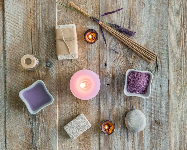 Composição do tratamento de spa na mesa de madeira — Fotografia de Stock