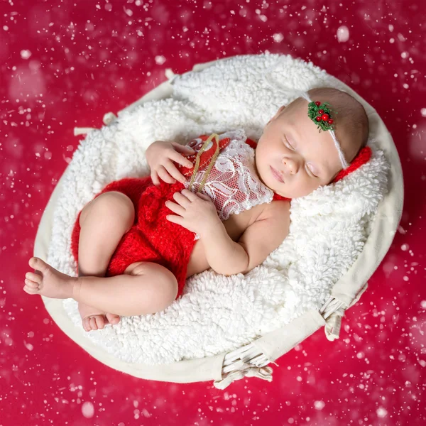 Kleine pasgeboren baby in rood kostuum slapen — Stockfoto