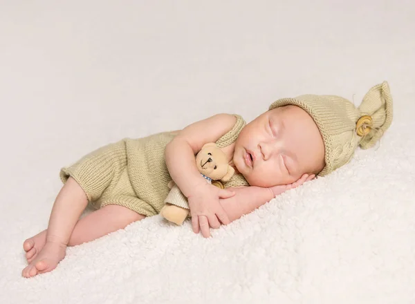 Dulce bebé recién nacido durmiendo en traje y sombrero — Foto de Stock