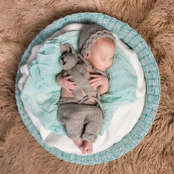 Bebê recém-nascido dormindo em cesta redonda — Fotografia de Stock