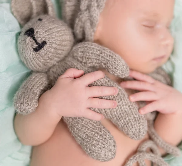 Bambino appena nato che dorme con giocattolo lavorato a maglia — Foto Stock