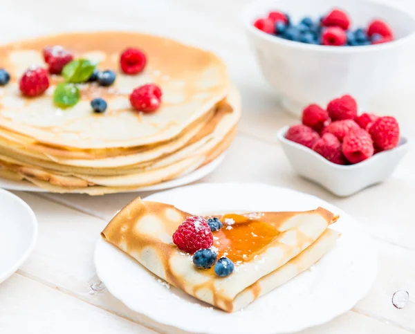 Ontbijt met pannenkoeken op tafel — Stockfoto