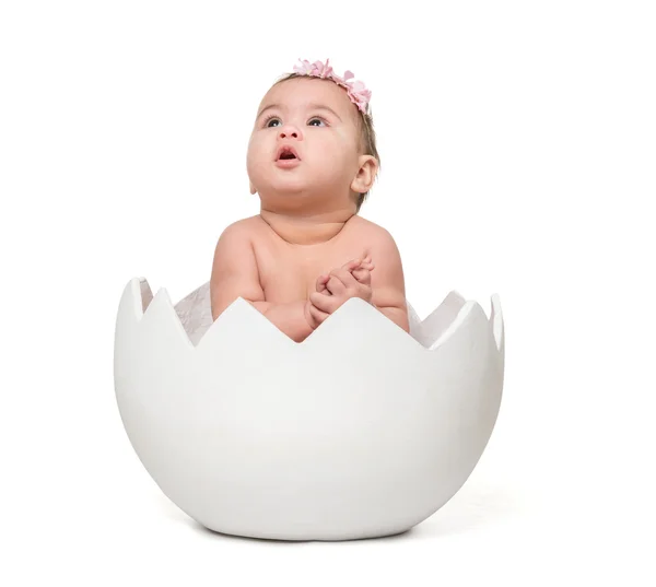 Weinig schattige baby in de "eggshell" — Stockfoto