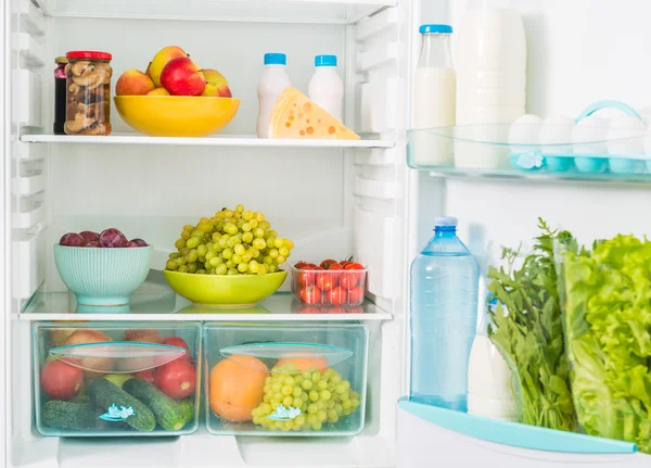 Kühlschrank innen mit Lebensmitteln — Stockfoto