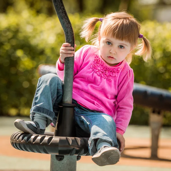 Linda niña en el patio de recreo —  Fotos de Stock