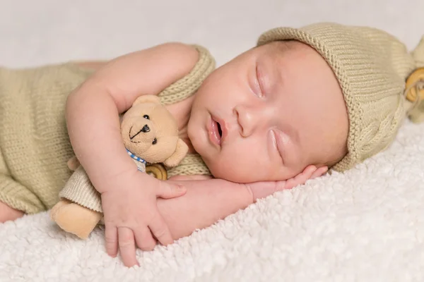 Süßes Neugeborenes schläft — Stockfoto