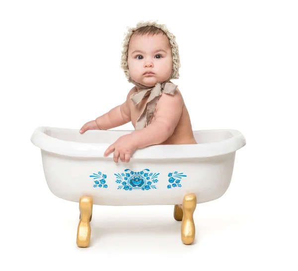 Petit bébé assis dans un bain — Photo