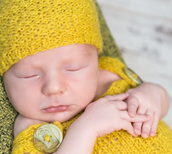 Novorozence baby boy v žlutém kostýmu — Stock fotografie