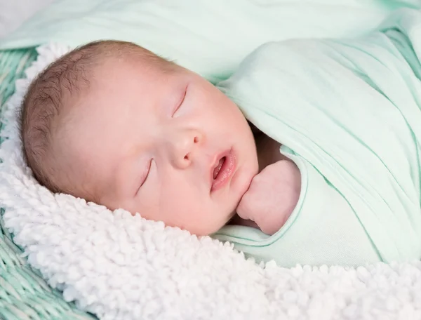 Zoete verpakt in luier pasgeboren baby — Stockfoto