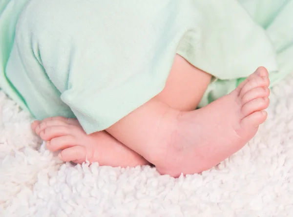 Kleine Beine eines Neugeborenen — Stockfoto