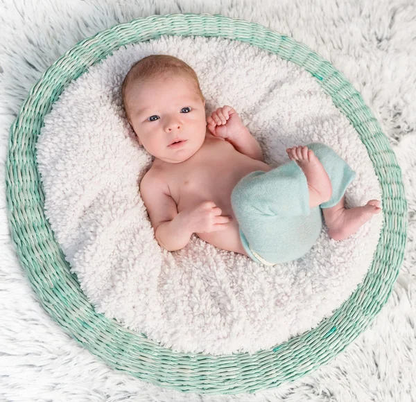 Nouveau-né garçon enveloppé dans le sommeil couche — Photo