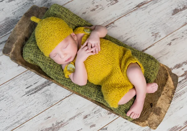 Pasgeboren baby in geel kostuum — Stockfoto