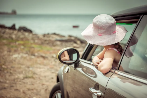 Küçük kız araba ile seyahat — Stok fotoğraf