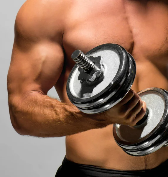 Corpo de homem com halteres de metal — Fotografia de Stock