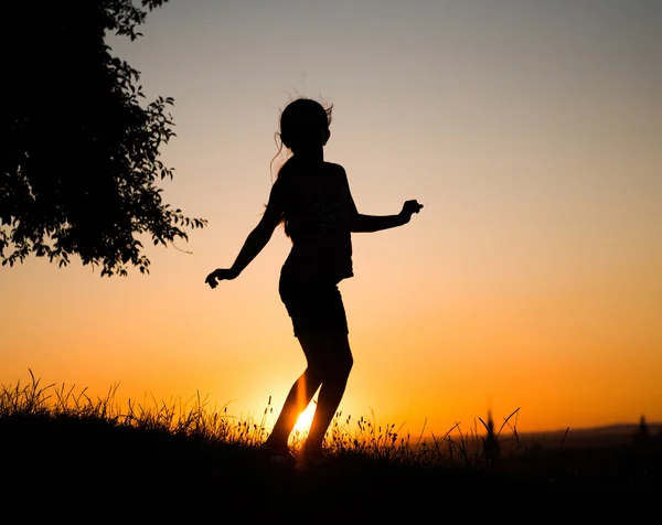 Adolescente chica en la puesta de sol —  Fotos de Stock