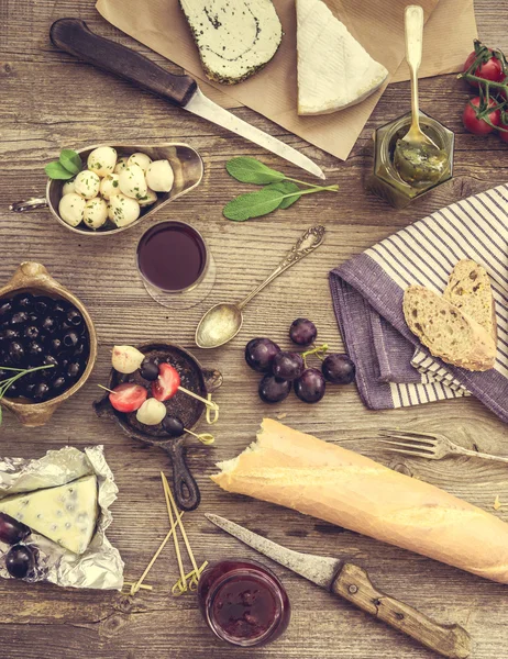 Franse snacks op een houten achtergrond — Stockfoto