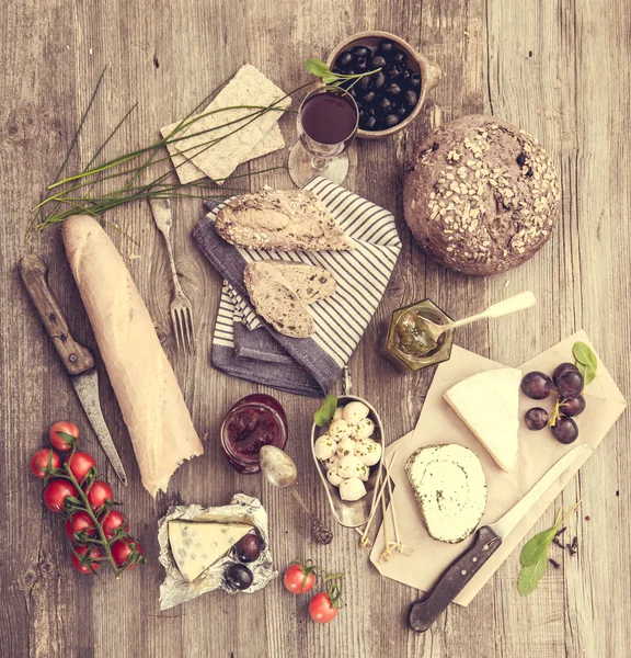 Snacks franceses sobre fondo de madera — Foto de Stock