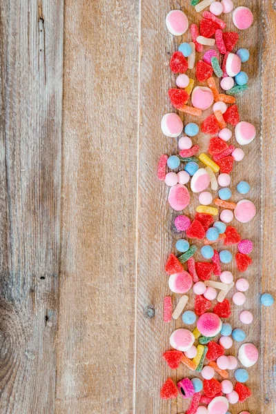 Variedade de doces em um fundo de madeira — Fotografia de Stock