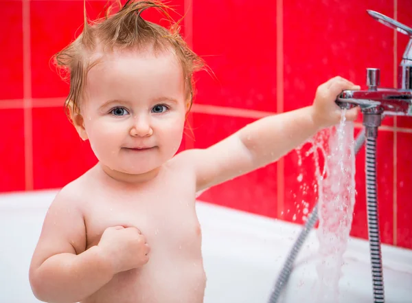 Bonito 1 ano de idade menina banhos — Fotografia de Stock