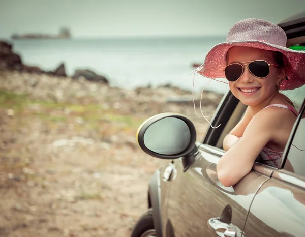 Liten flicka reser med bil — Stockfoto