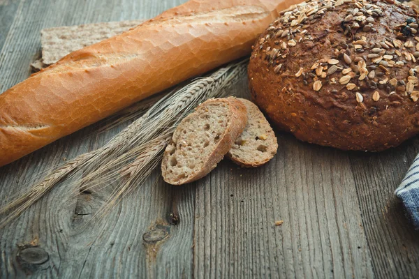 Tahta bir arka planda ekmek — Stok fotoğraf