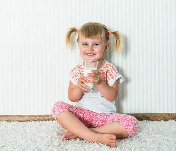 Gelukkig meisje drinken de melk — Stockfoto