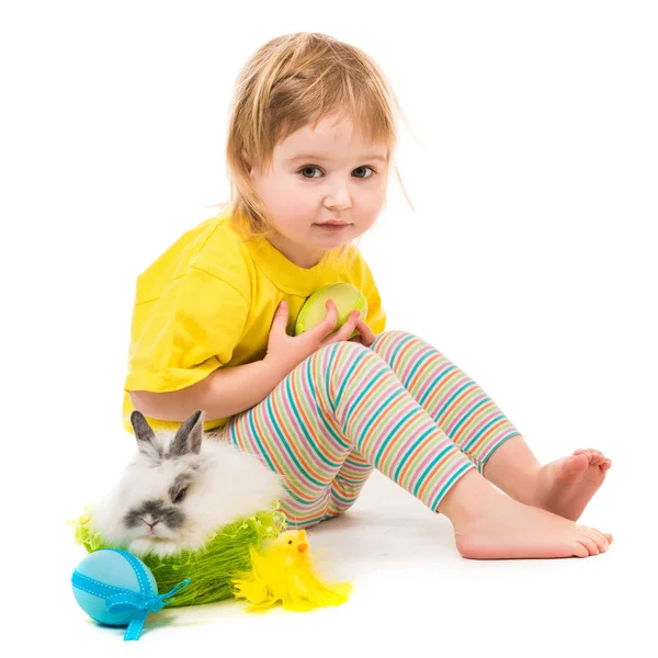 Маленькая девочка с кроликом — стоковое фото